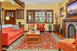 Smart TV, chimenea, reproductor de DVD y libros 