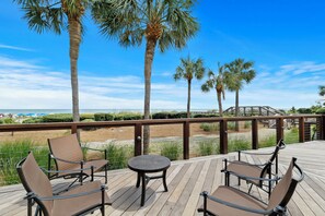 Terrace/patio - Sea Pines home overlooking the Harbour Town golf course, surrounded by lagoon (Hilton Head Island)