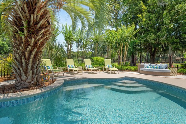 A heated pool - Sea Pines home overlooking the Harbour Town golf course, surrounded by lagoon (Hilton Head Island)