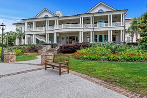 Exterior - Sea Pines home overlooking the Harbour Town golf course, surrounded by lagoon (Hilton Head Island)