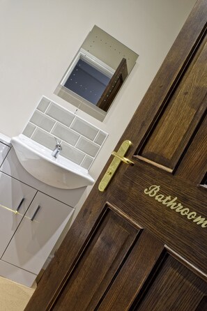 Habitación Deluxe con 2 camas individuales, baño en la habitación | Baño