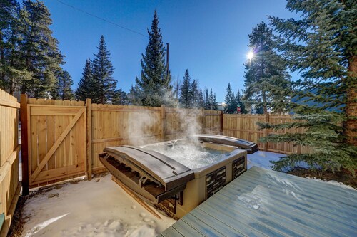 Cloverleaf-PET FRIENDLY with Hot Tub and private yard.