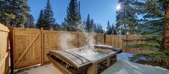 Cloverleaf-PET FRIENDLY with Hot Tub and private yard.