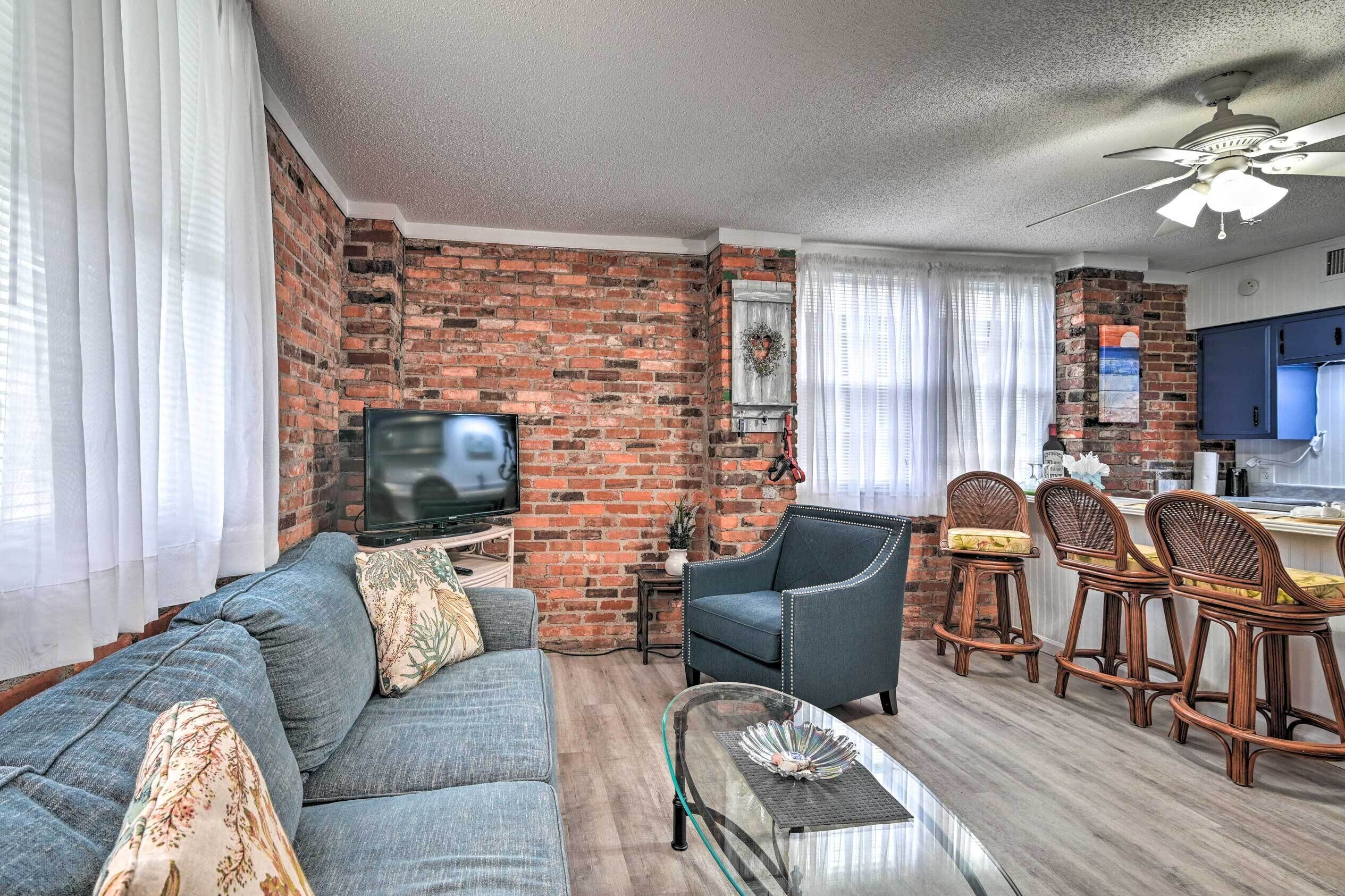 Ground Floor Unit: 10 Miles to Myrtle Beach