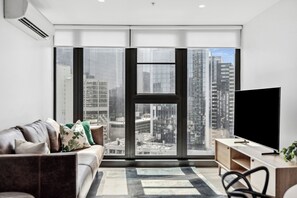 Two Bedroom Two Bathroom Apartment City View | Premium bedding, soundproofing, iron/ironing board, free WiFi - Orange Stay At Melbourne Quarter (Docklands)