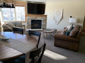 Smart TV, fireplace