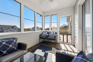 Interior - Hamps Landing: Hot Tub, Pet-Friendly, YMCA Access w/ indoor & outdoor pools (Nags Head)