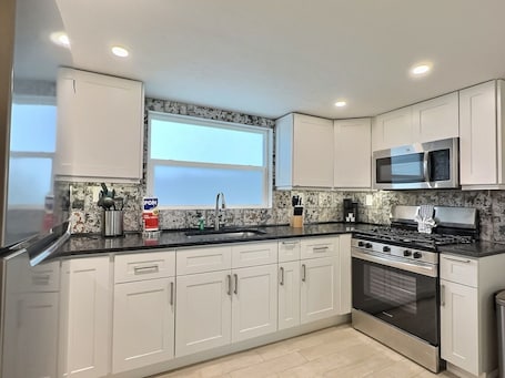 Condo, Pool View | Private kitchen | Full-size fridge, microwave, oven, stovetop