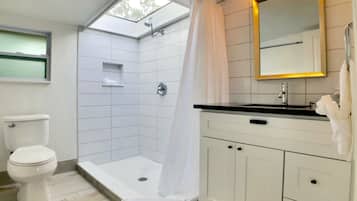 House, Lake View | Bathroom | Hair dryer, towels