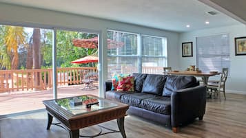 Casa, junto al lago | Área de sala de estar | Televisión de pantalla plana de 39 pulgadas con canales digitales