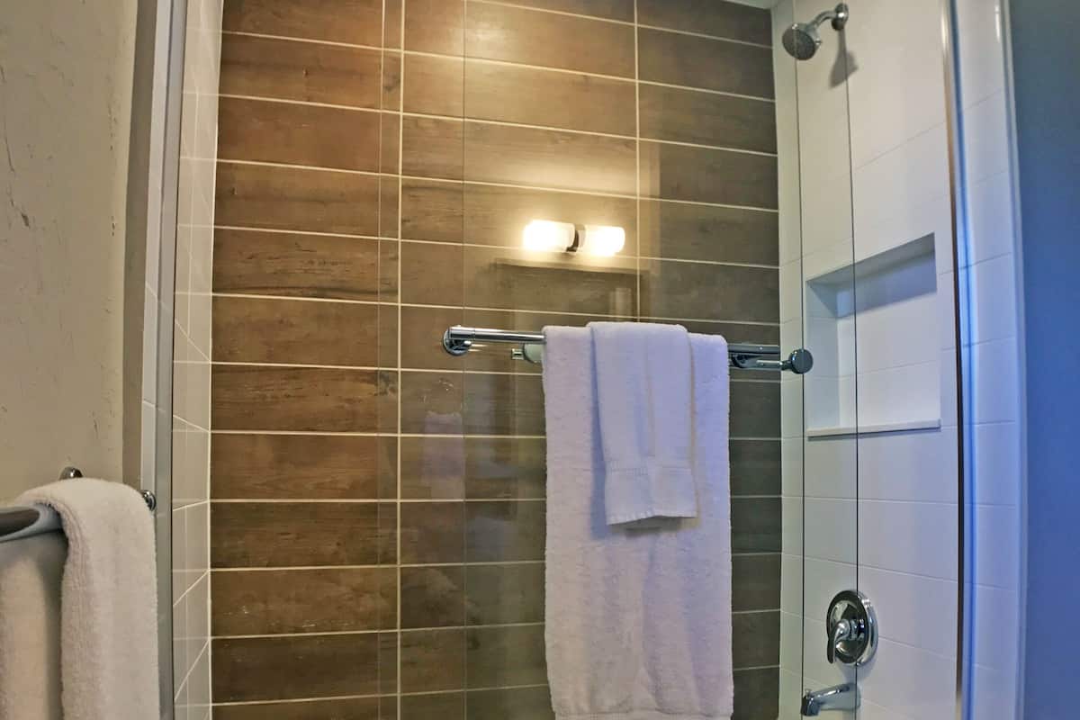 Condo, 1 King Bed (Antigua) | Bathroom | Hair dryer, towels