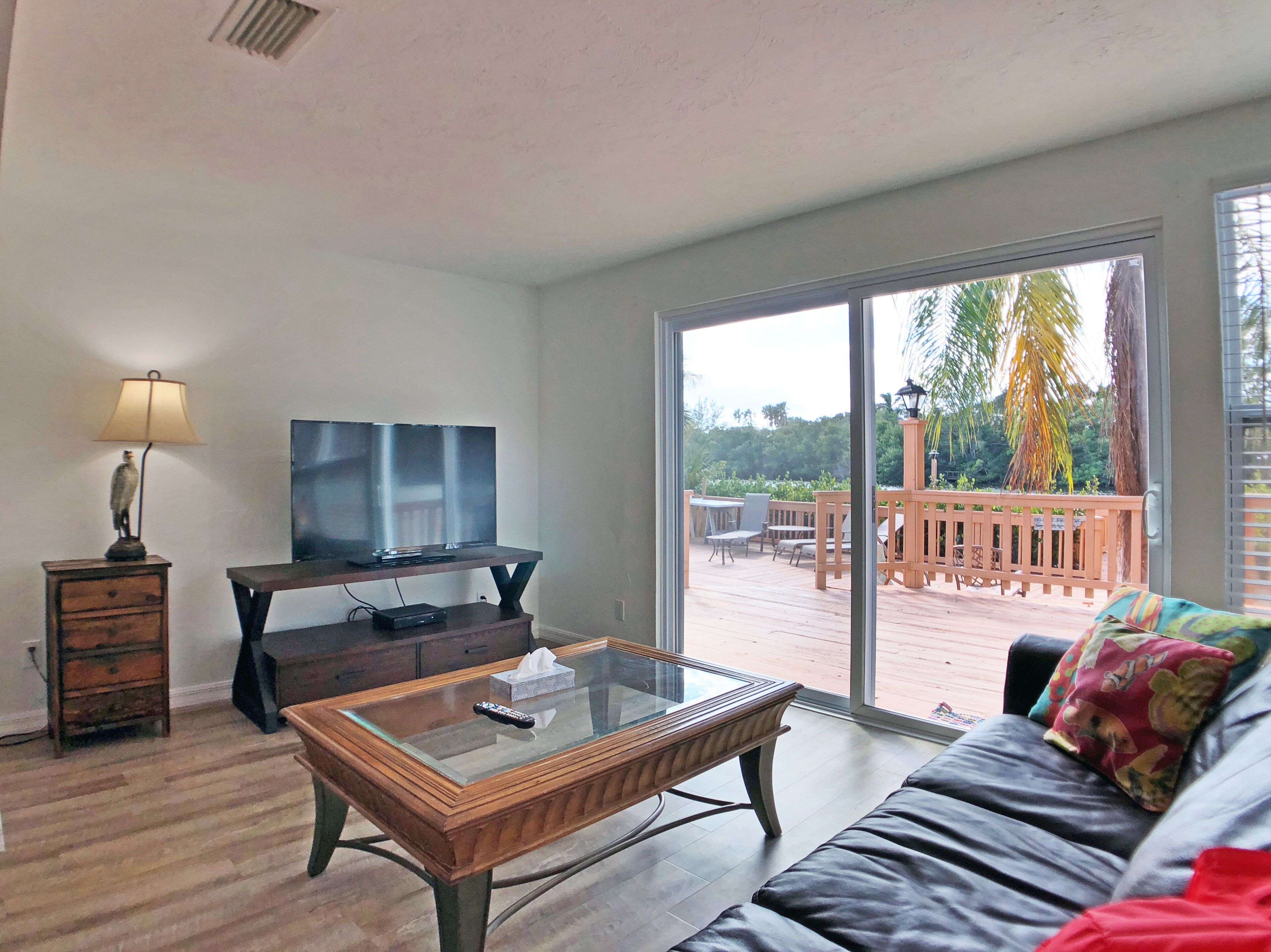 Casa, junto al lago | Zona de estar | Televisión de pantalla plana de 39 pulgadas con canales digitales