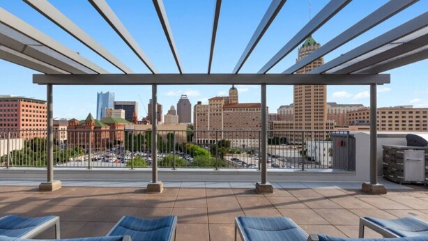 A rooftop terrace with lounge chairs, a pergola, and a city view. - Wyndham La Cascada, San Antonio 1 Bedroom Condo (San Antonio)