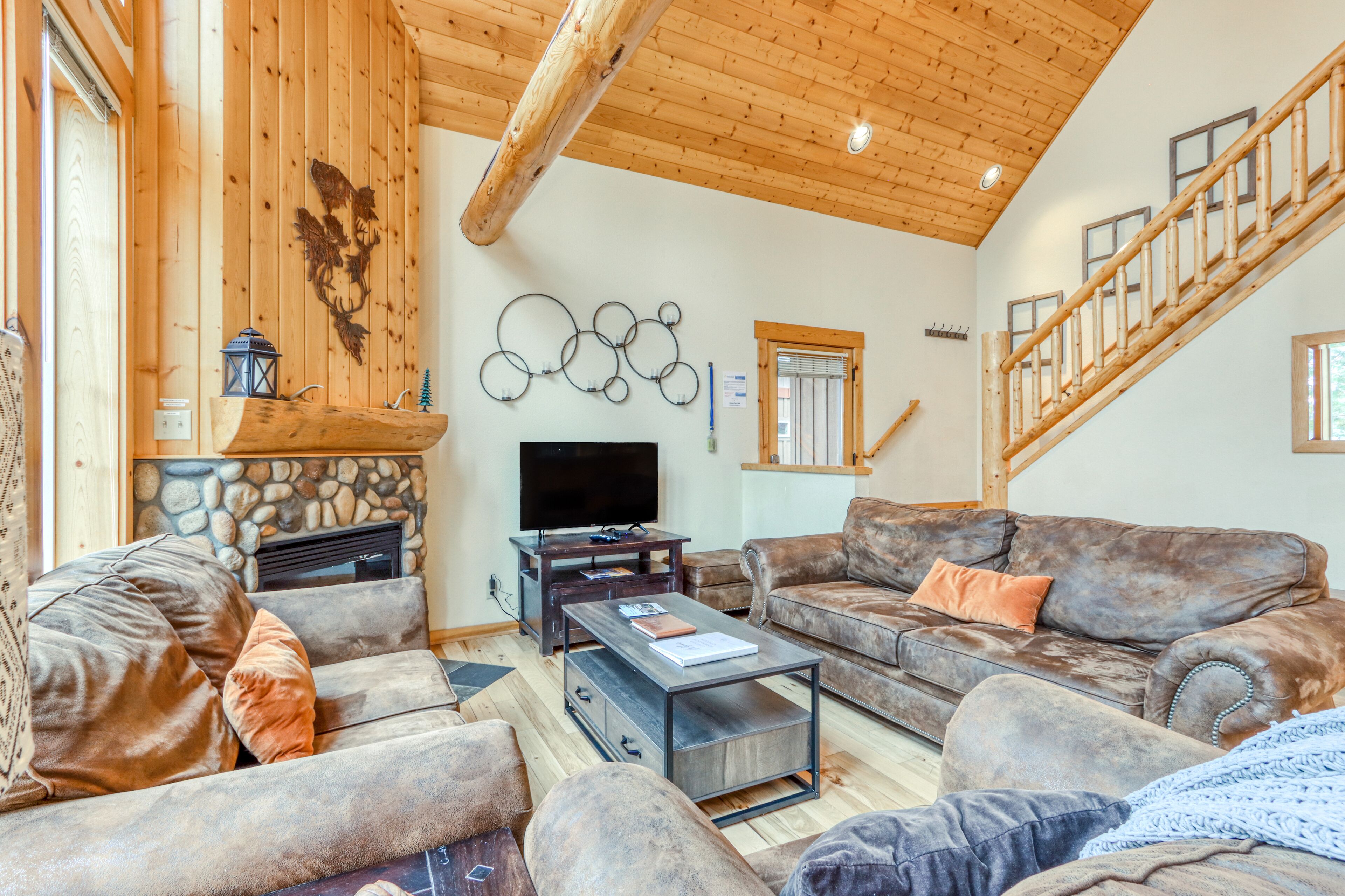 Dog-friendly resort with private hot tub, 3 golf courses, tennis courts & pools