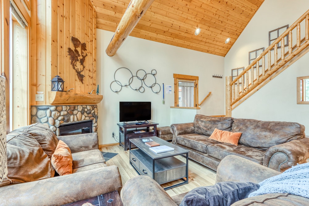 Dog-friendly resort with private hot tub, 3 golf courses, tennis courts & pools