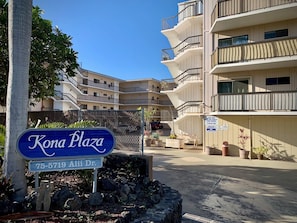 Exterior - Perfectly located Air conditioned 2BR 2BTH Condo in downtown Kona (Kailua-Kona)
