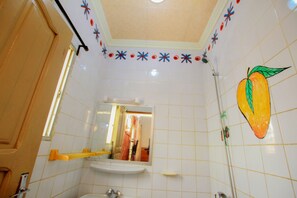Ducha, artículos de tocador gratuitos, toallas