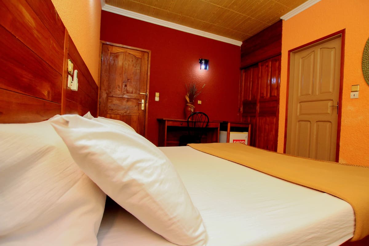 Kamar Double Standar | Meja kerja, kedap suara, dan Wi-Fi gratis