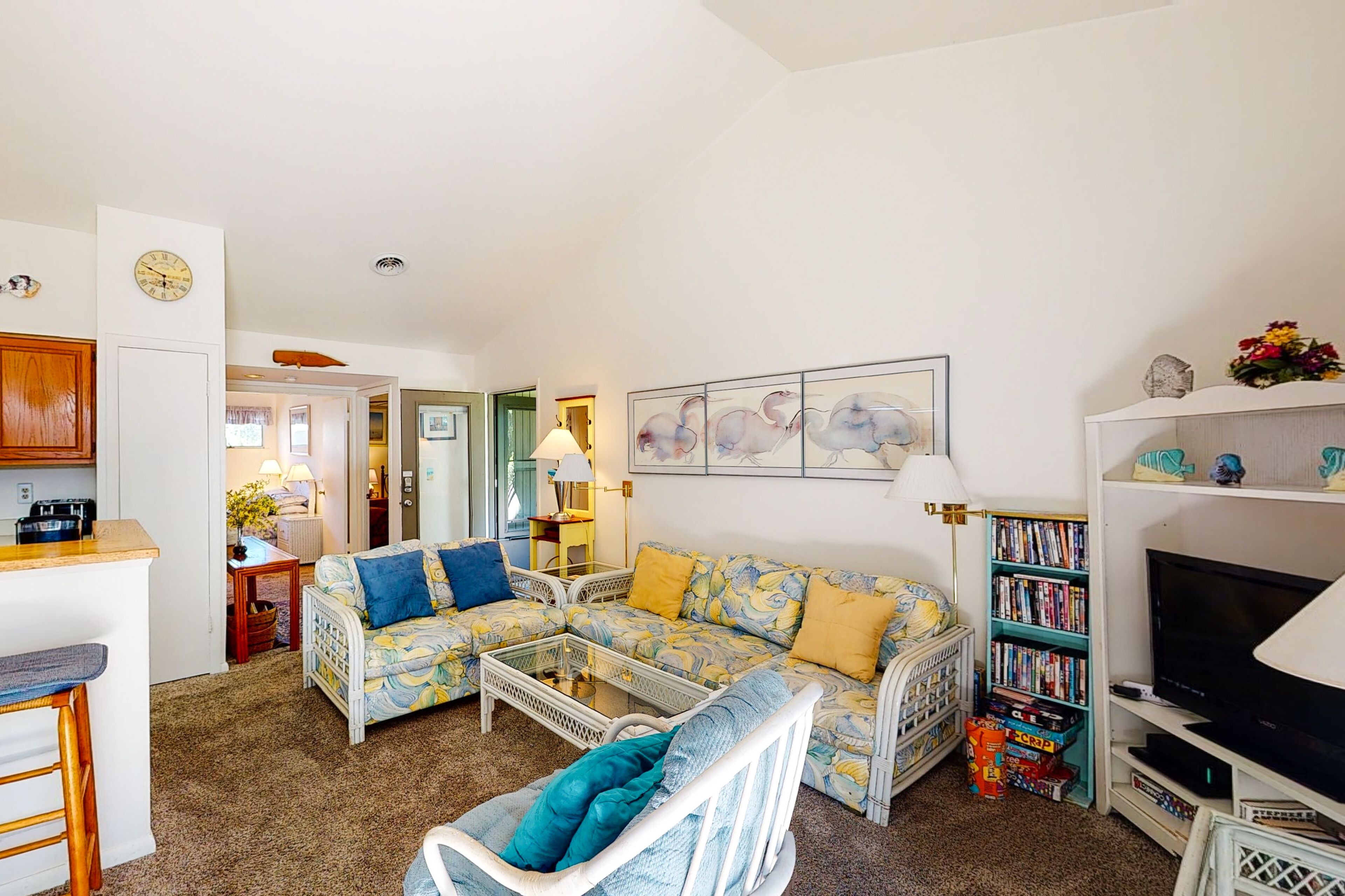 Sea Colony Tennis 1st-floor condo pool & gym