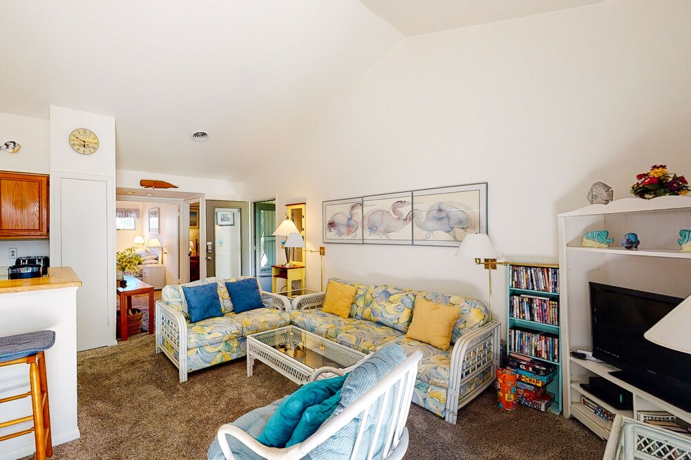 Sea Colony Tennis 1st-floor condo pool & gym