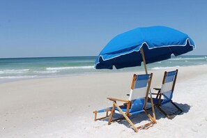 På stranden