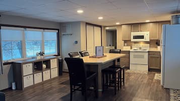 Geladeira, micro-ondas, fogão, cooktop