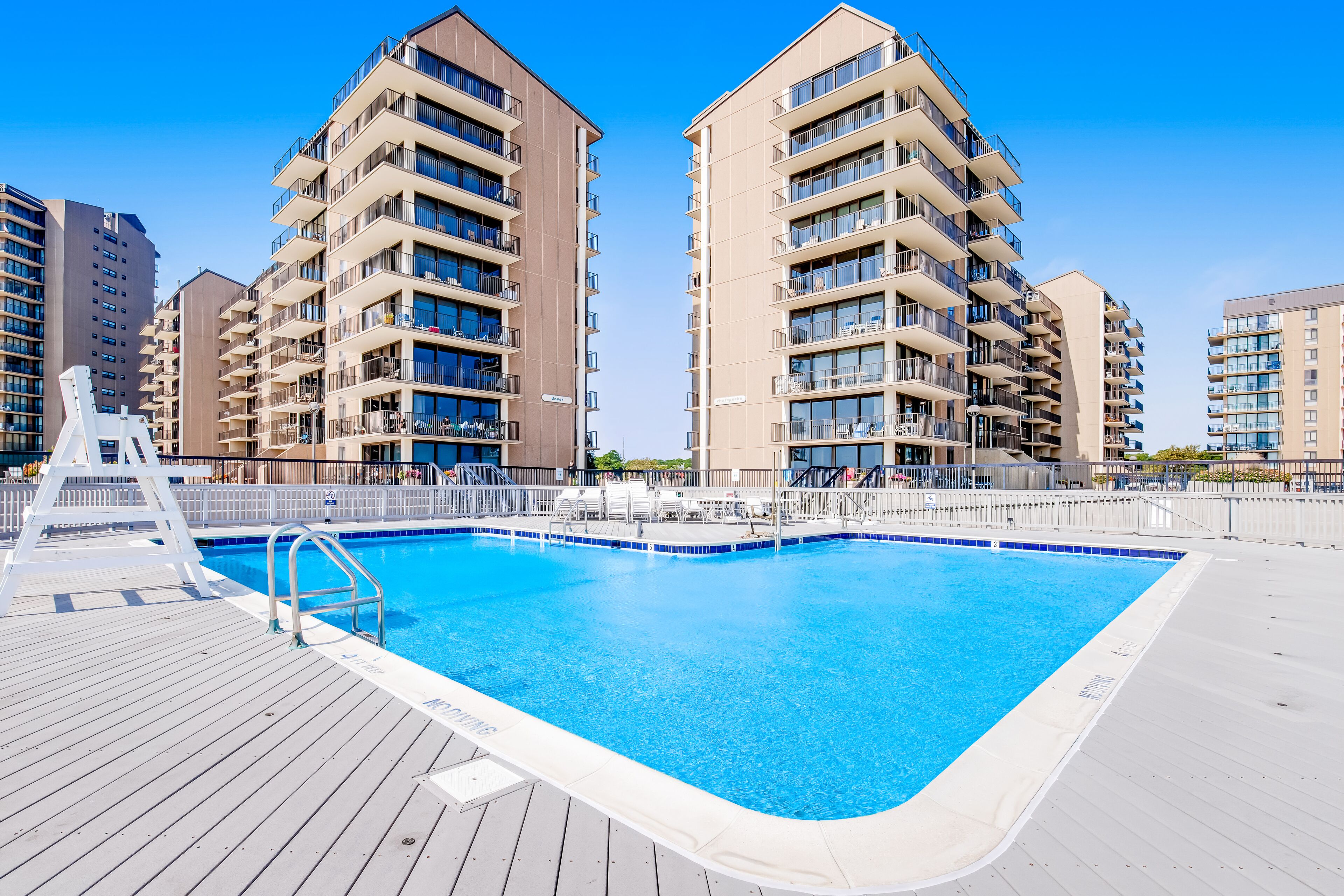 Innendørsbasseng og et oppvarmet basseng