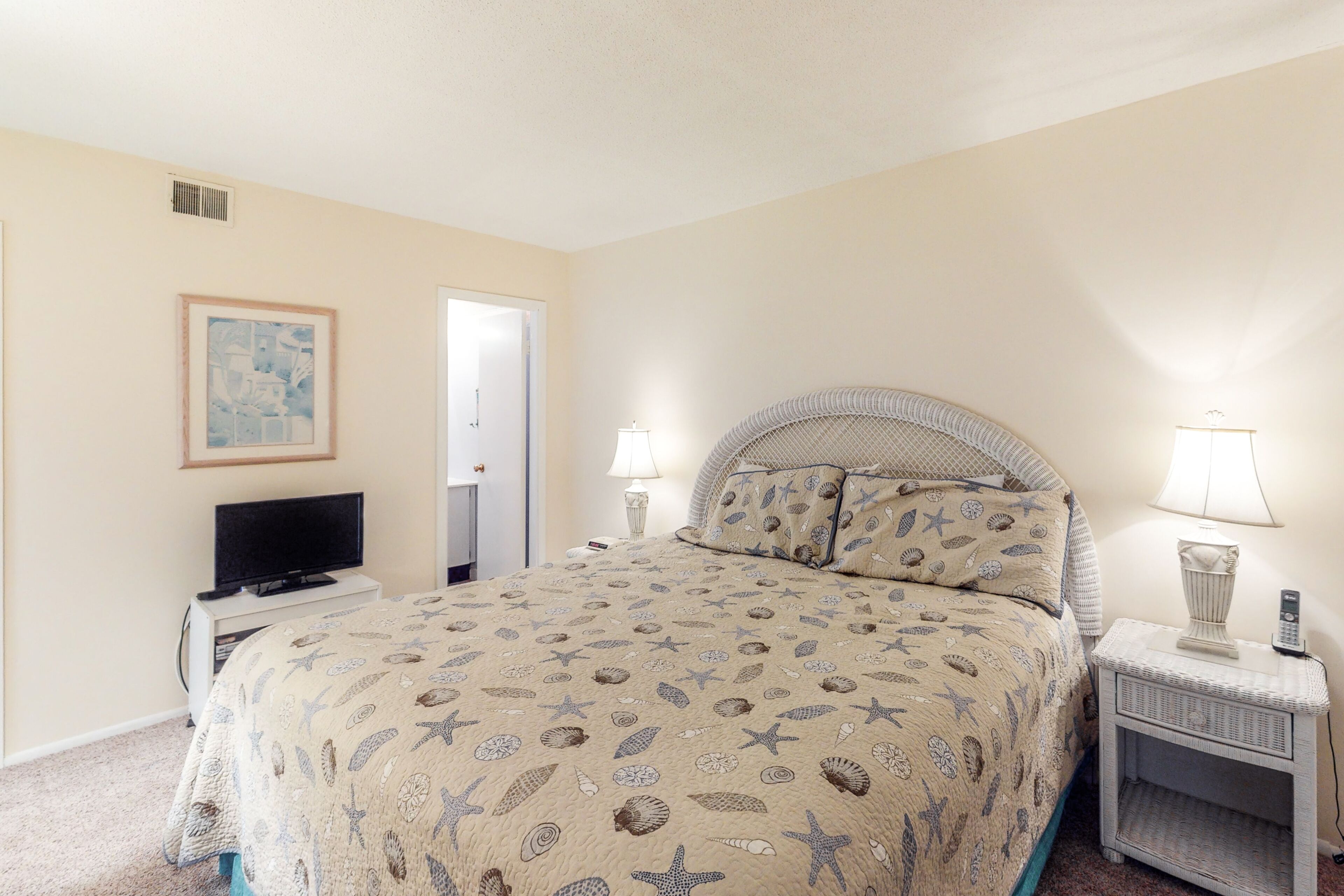 Sea Colony 7th floor condo with ocean veiw, pool, basketball court &  gym