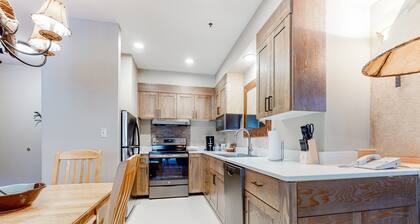 Lovely ski-in/ski-out resort home w/shared pool, hot tub, sauna, fitness center