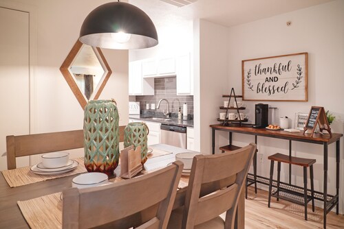 Chic: 3-beds, 2-bath. A cozy stay on the ground level, in a wonderful location.