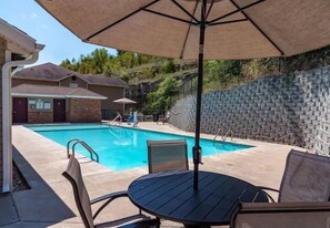 Outdoor pool - Chic: 3-beds, 2-bath. A cozy stay on the ground level, in a wonderful location. (Branson)