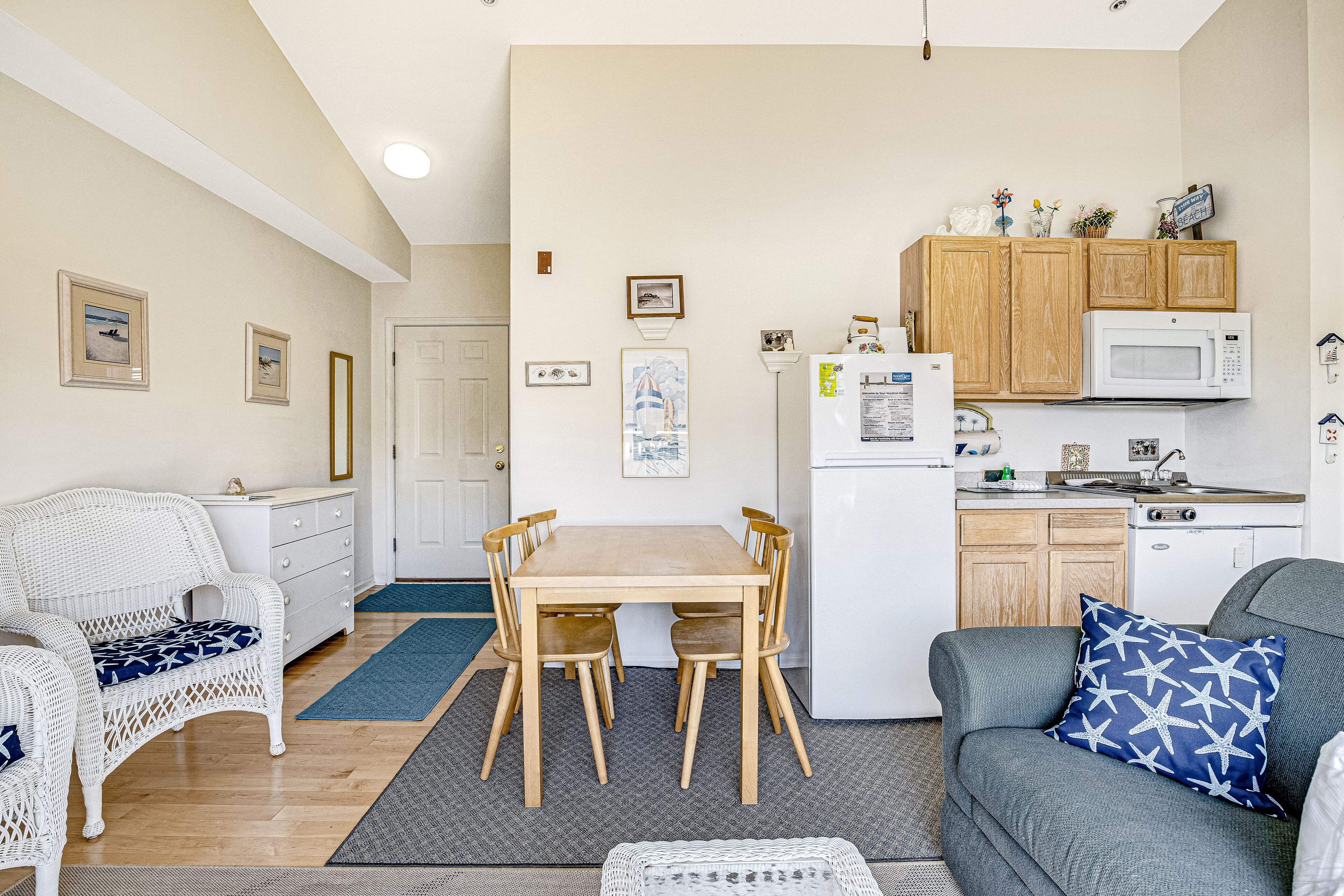 Ocean Side of Coastal Hwy efficiency condo w/ kitchenette and central AC