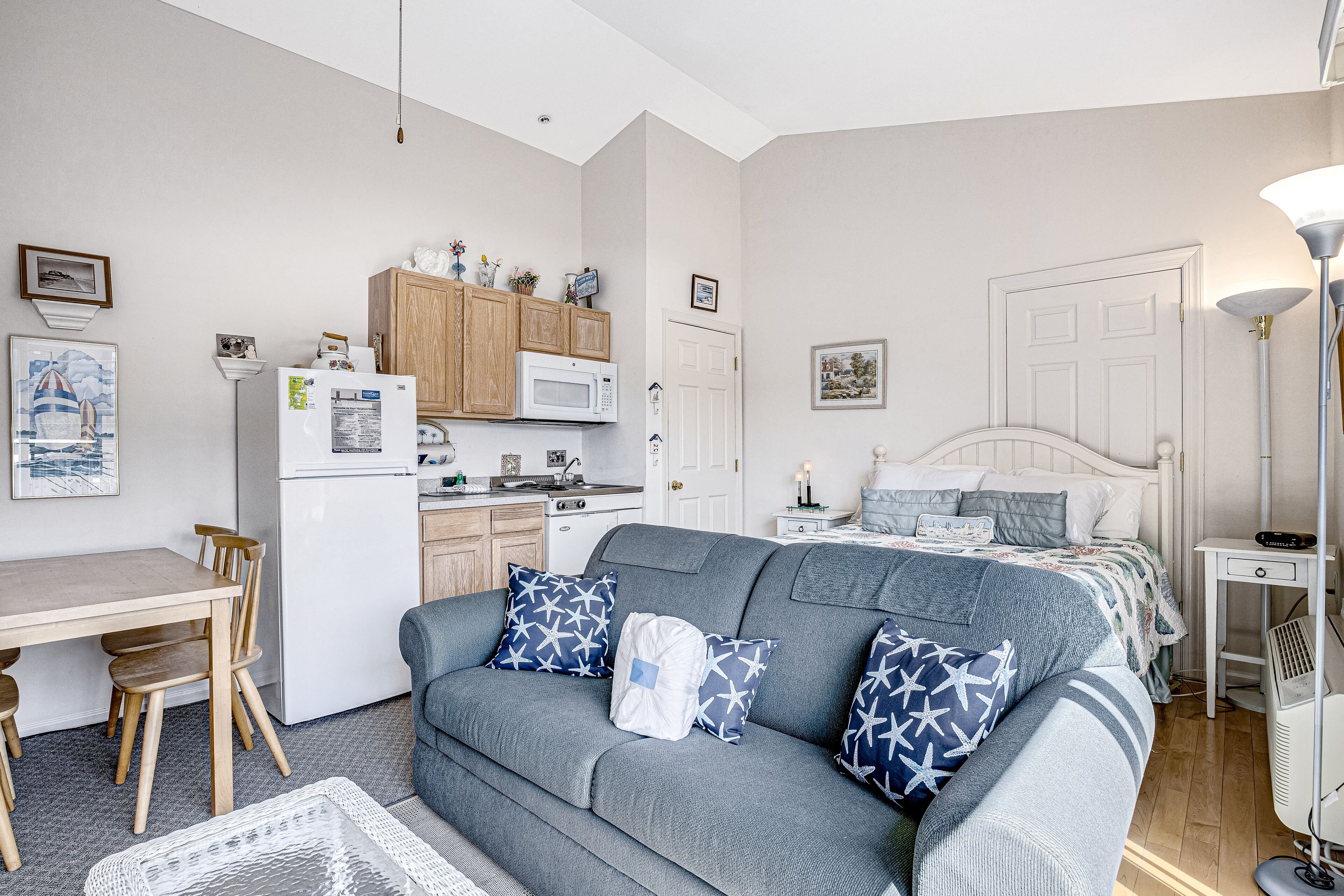 Ocean Side of Coastal Hwy efficiency condo w/ kitchenette and central AC