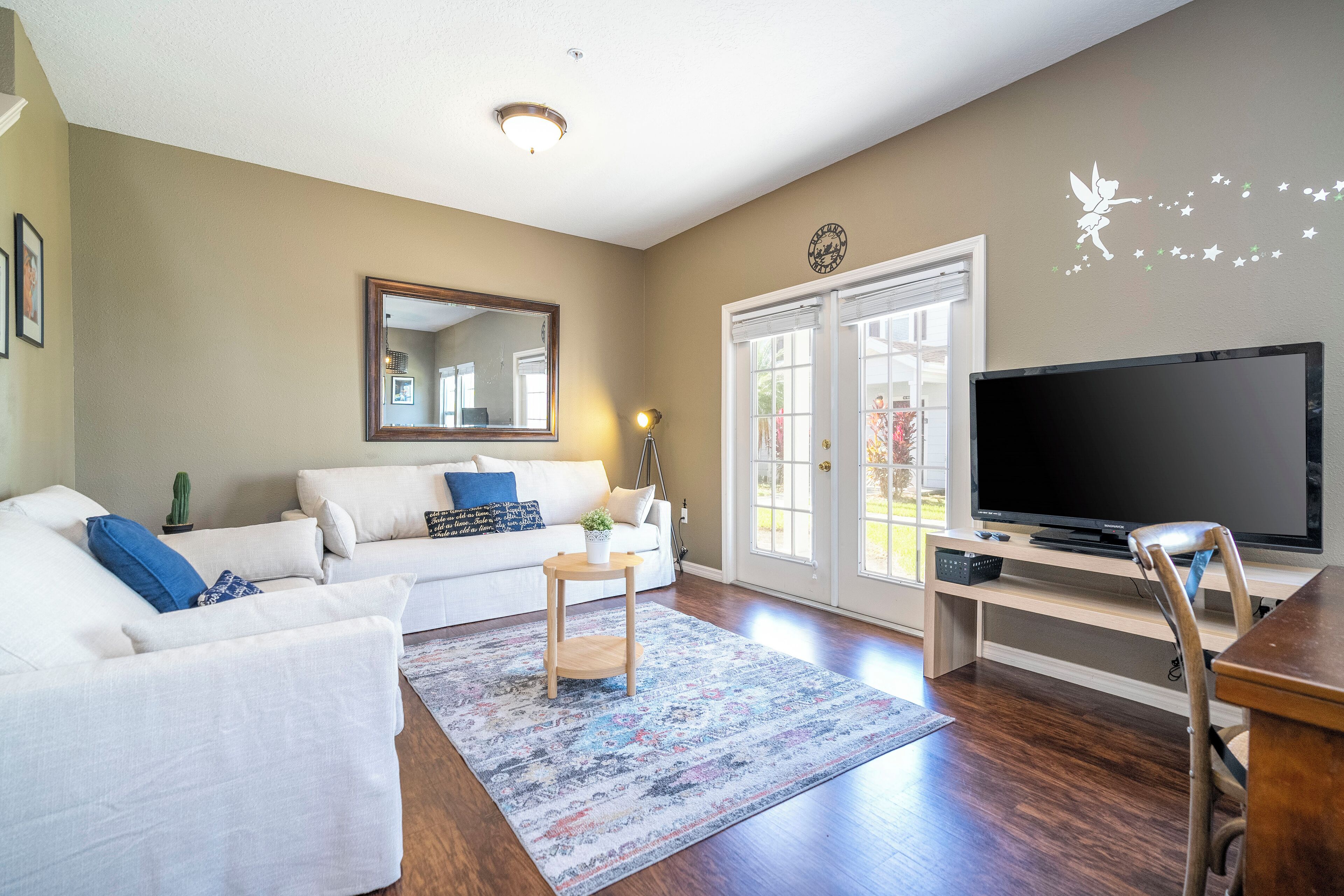 Smart TV, fireplace