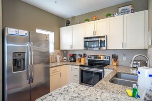 Frigorífic, microones, forn i placa de cuina 