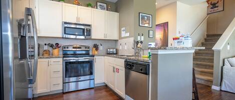 Frigorífico, microondas, horno y placa de cocina