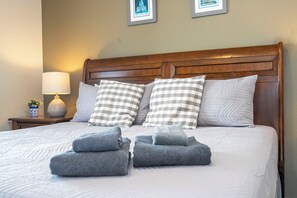 4 bedrooms, iron/ironing board, free WiFi, bed sheets