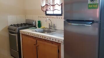 Jääkaappi, uuni, liesi