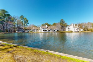 Guests can enjoy a serene lakeside setting with a row of buildings featuring clean lines and a tranquil atmosphere.