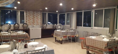 Hotel snow crest inn