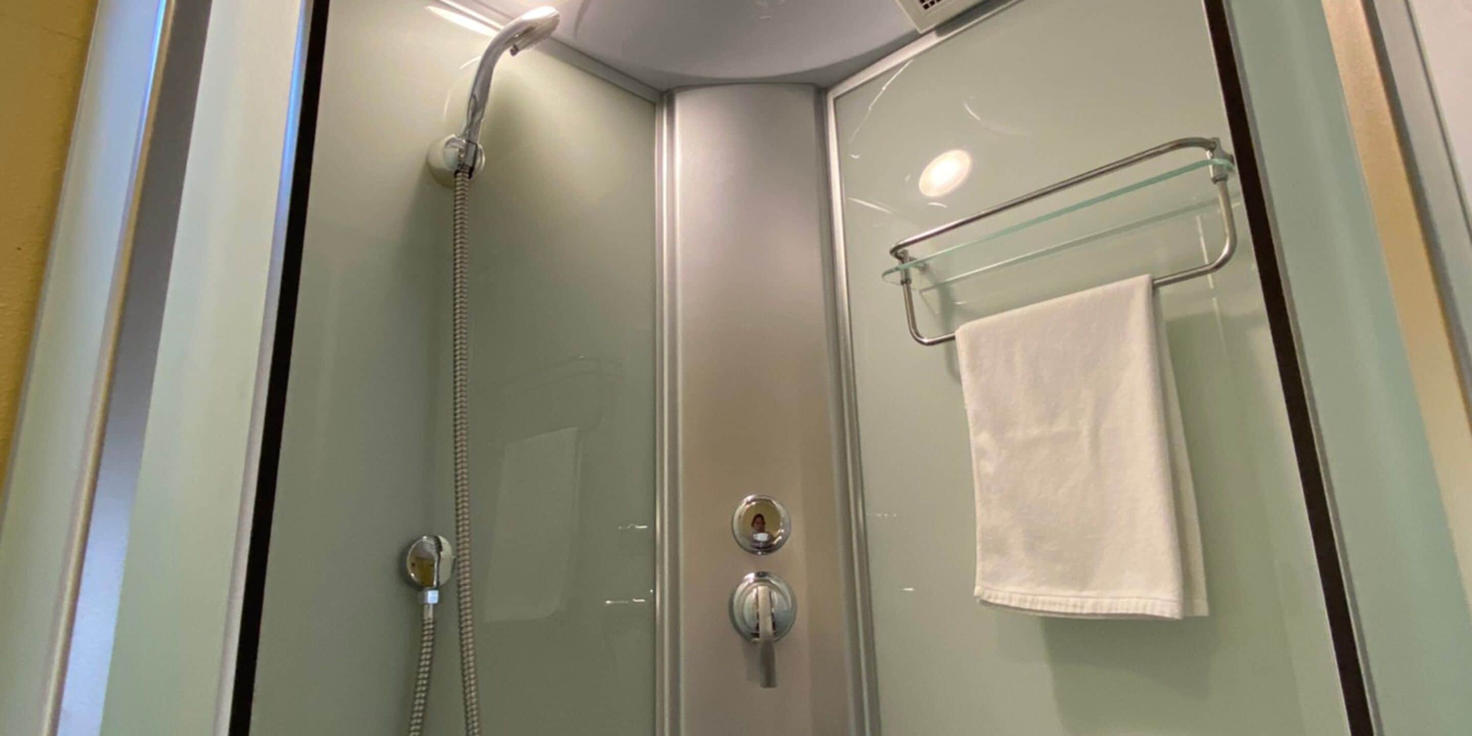 Hårføner, tøfler, toaletter med elektrisk bidé og håndklær