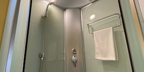 Haartrockner, Hausschuhe, Toilette mit elektrischem Bidet, Handtücher