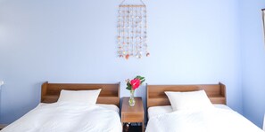Desk, free WiFi, bed sheets - Hotel Shion no umi (Miyakojima)