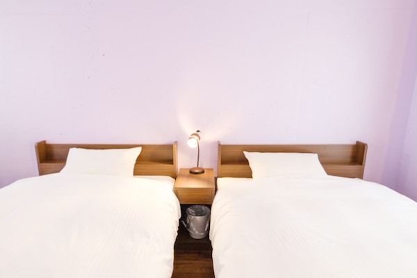 Chambre Standard avec lits jumeaux, non-fumeurs (with Shower and Toilet) | Bureau, Wi-Fi gratuit, draps fournis