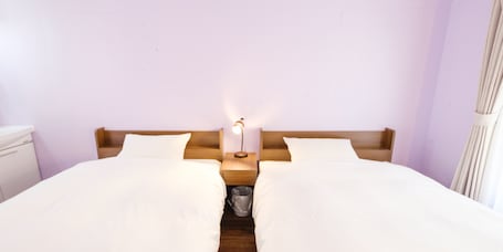 Escritorio, wifi gratis y ropa de cama