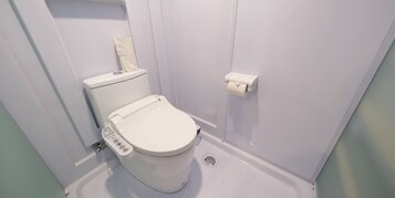 Secador de pelo, zapatillas, bidé electrónico y toallas
