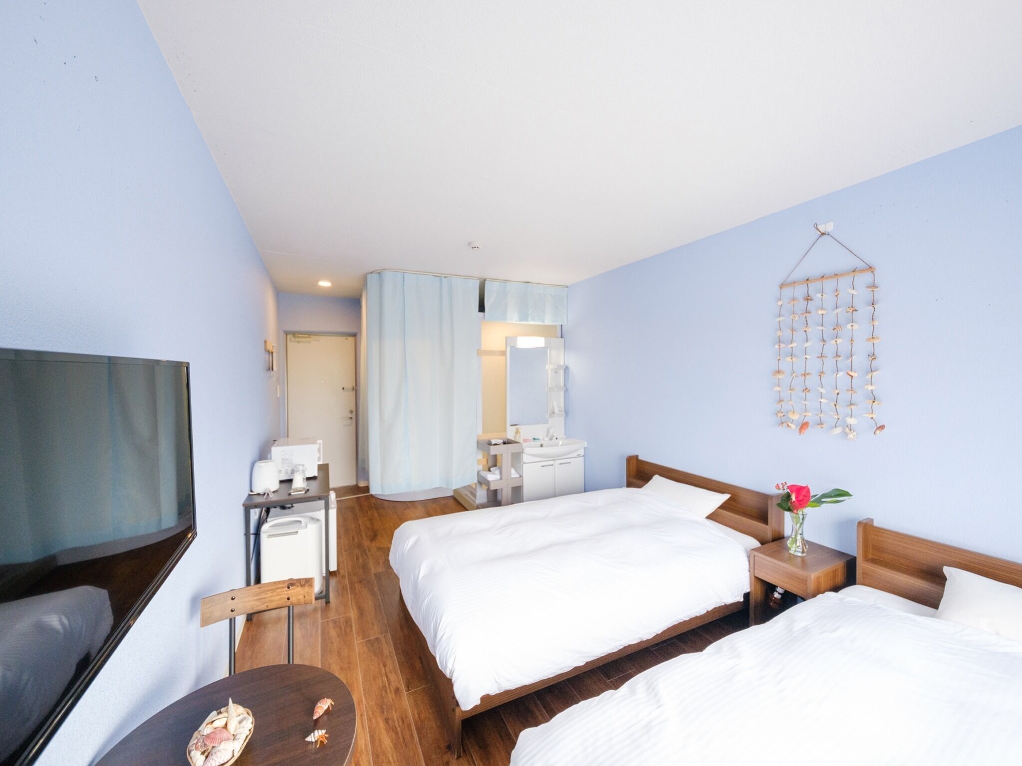 Een bureau, gratis wifi, beddengoed