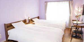 Desk, free WiFi, bed sheets - Hotel Shion no umi (Miyakojima)
