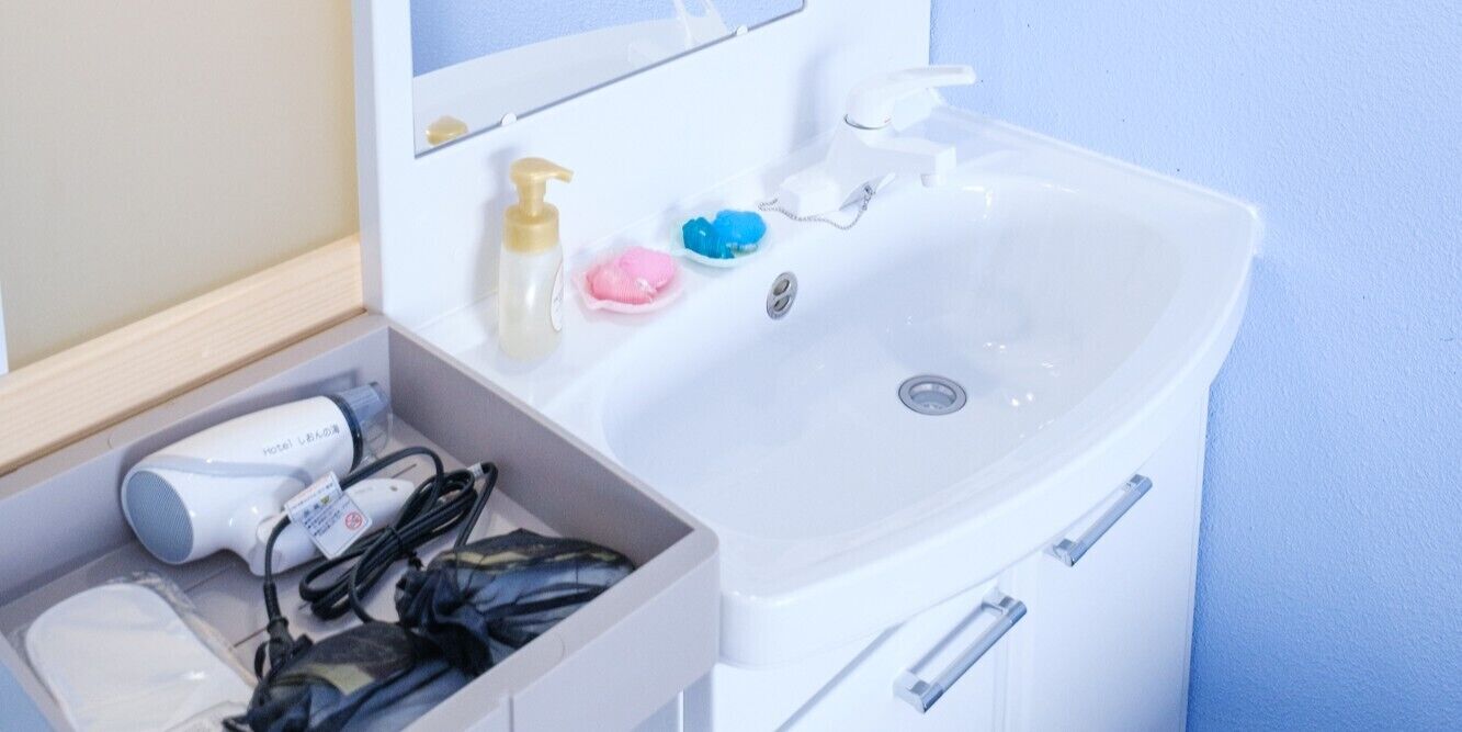 Regadera con hidromasaje, secadora de cabello, pantuflas 