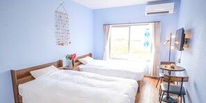 Desk, free WiFi, bed sheets - Hotel Shion no umi (Miyakojima)